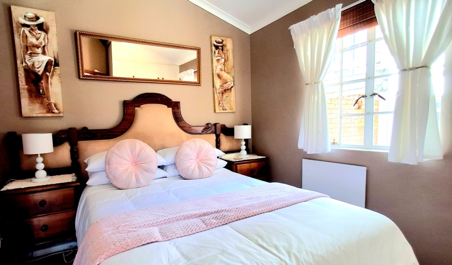 7 Bedroom Property for Sale in Heather Park Western Cape